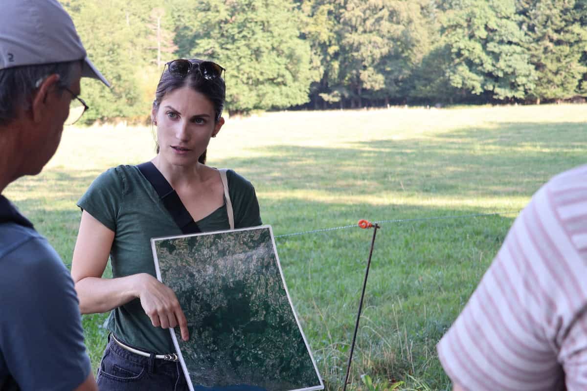 Melanie Annen vom Naturerlebnispark Jorat im Gespräch mit den Teilnehmenden der Exkursion. Foto: Sebastian Moos